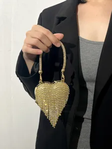 Nahaufnahme eines glitzernden Strass-Herz-Mini-Abendbeutels mit funkelnden Quastenketten.