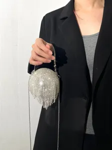 Détails du sac de soirée étincelant en strass avec franges et design sphérique élégant.