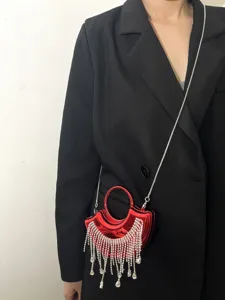 Elegante rote Mini-Abendtasche mit glitzernden Strassfransen und schickem Metallkettenriemen.