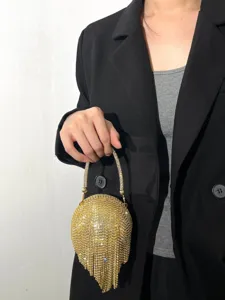 Vue détaillée du sac de soirée scintillant en strass avec franges et design doré.