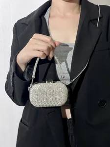 Silberne Strass Abendtasche Detailansicht mit glitzerndem Design und feiner Kette.