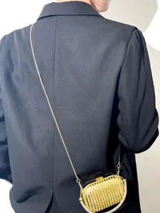 Kleine Acryl Strass Umhaengetasche fuer Damen, stilvolle goldene Mini Koffer Handtasche.