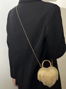 Élégante pochette de soirée cœur en strass dorés avec poignée métal et chaîne femme.
