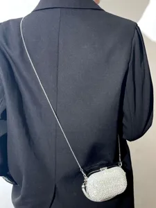 Detaillierte Ansicht der silbernen Strass-Umhängetasche mit Kette, glänzende Kristall-Schultertasche.