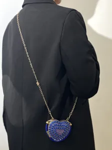 Detailansicht der blauen Strass Herz Umhängetasche für Damen mit eleganter goldener Metallkette.
