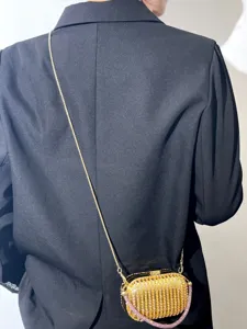 Nahaufnahme der luxuriösen Acryl-Strass-Mini-Clutch-Tasche mit Kettengürtel und Kristallen.