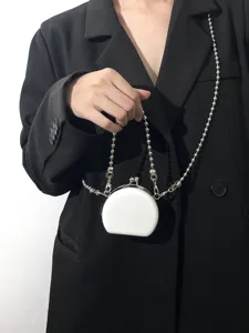 Chique witte PU mini crossbody tas met beugelsluiting en elegante zilveren kettingsband.