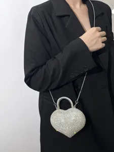 Mini borsa a tracolla cuore in strass dettaglio, borsa da sera in cristallo scintillante.