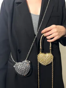 Nahaufnahme der glitzernden Strass Herz Abendtasche mit elegantem Kettenriemen für Partys.