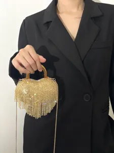 Sac de soirée cœur à franges strass, pochette dorée élégante pour fêtes et mariages.