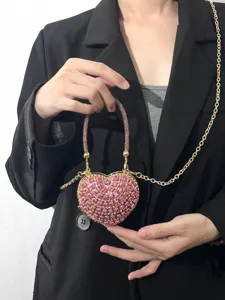 Detailaufnahme einer wunderschönen rosa Strass Herz Mini Handtasche mit eleganter Kette.