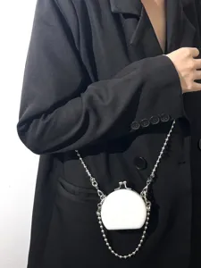 Mini witte ronde muntbeurs met zilveren kralenketting stijlvolle crossbodytas voor dames.