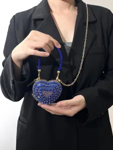 Herzförmige Mini-Abendtasche mit Strasssteinen und goldener Kette, stilvolles Detail.