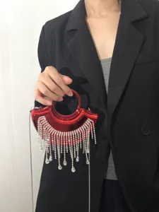 Rote glänzende Mini-Abendtasche mit Strass-Quasten-Fransen und silbernem Kettendetail.