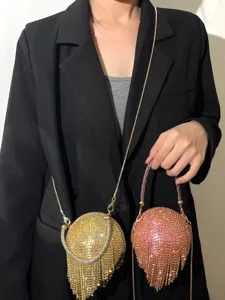 Sac de soirée rond en strass scintillants avec chaîne métallique et franges élégantes.