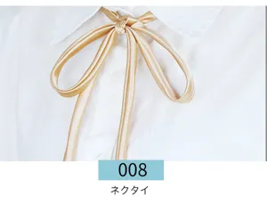 Goldene Satin JK Uniform Krawatte Detail Nahaufnahme mit glattem Stoff und eleganter Schleife.