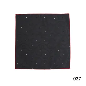 Pañuelo de bolsillo negro para hombre de poliéster paisley vintage en detalle de traje.