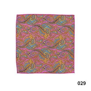 Detalle de pañuelo de bolsillo paisley vintage para hombre, poliéster colorido.