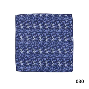 Detalle de la pañoleta de bolsillo azul para hombre con estampado floral elegante.