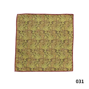 Vista detallada de pañuelo de bolsillo paisley vintage para hombre con borde rojo.