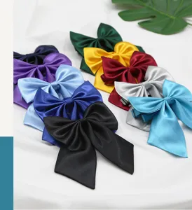 Detaillierte Nahaufnahme von lebendigen bunten Satin JK Schuluniform Fliegen und Schleifen.