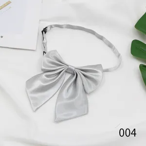 Detail des silbernen JK Uniform Fliegen, glatte Satin Stoff Textur und verstellbarer Gurt.