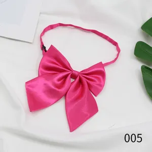 Nahaufnahme Detailaufnahme einer leuchtend rosa Satin JK Uniform Schleife mit verstellbarem Riemen.