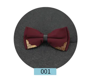 Farfallino da uomo elegante per affari con angoli metallici dorati e tessuto bordeaux.