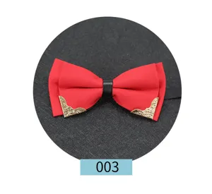 Vista dettagliata di un papillon rosso da uomo con fascia centrale nera e decoro metallico dorato.