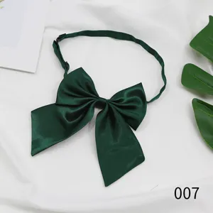 Detailaufnahme einer dunkelgrünen Satin JK Uniform Fliege mit verstellbarem Riemen Material.