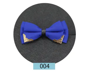 Cravatta a farfalla blu da uomo con angoli in metallo dorato per abito formale e lavoro.