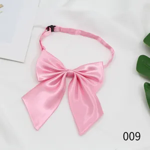Rosa Satin JK Schleife Detailansicht, japanisches Schuluniform Accessoire mit verstellbarem Riemen.
