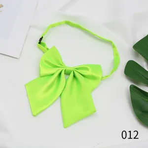 Nahaufnahme Detail der neongrünen JK Uniform Fliege mit verstellbarem Riemen und Schnalle.