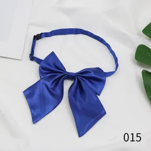Detailansicht der dunkelblauen JK Uniform Fliege mit verstellbarem Riemen und Schnalle.
