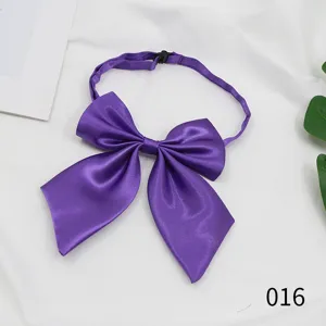 Detailansicht der lila Satin JK Uniform Schleife mit glattem Stoff und verstellbarem Riemen.