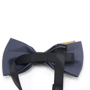 Papillon uomo grigio scuro tinta unita con cinturino nero regolabile, accessorio formale.