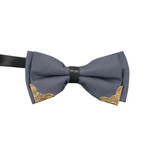 Elegante papillon grigio da uomo con cinturino nero e angoli in metallo dorato.