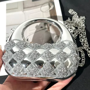 Silberne Acryl Abendtasche mit funkelnden Strasssteinen, elegante Kettentasche für Frauen.