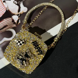 Mini Strass Acryl Abendtasche mit Kette und glänzendem Henkel für stilvolle Damen.