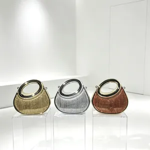 Elegante Damen Abendtasche mit Metallring Griff und glitzerndem Design für Partys und Events.