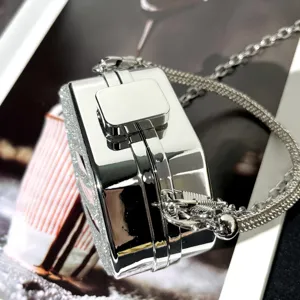Silberne Mini Hartschalen-Umhängetasche mit Kette und glitzerndem Strass-Seitendetail.