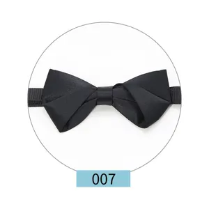 Pajarita negra clásica de satén para hombre, foto de detalle elegante para trajes formales.