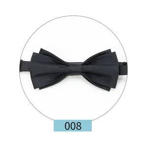 Pajarita negra multicapa para traje de hombre vista detallada, accesorio elegante y formal.