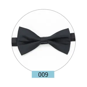 Vista detallada de pajarita formal negra para hombre, accesorio clásico para traje.