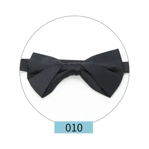 Vista detallada de una pajarita negra clásica para trajes formales y de negocios.