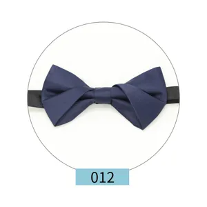 Vista detallada de una pajarita azul oscura para hombre, estilo británico para trajes formales.