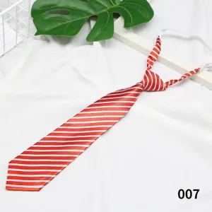 Rot-weiße gestreifte Krawatte Detail, vorgebundene Schüleruniform Krawatte mit Reißverschluss.