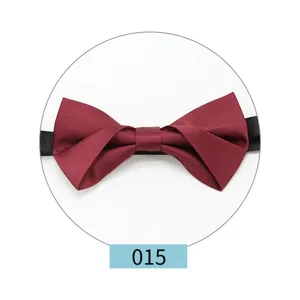 Detalle de pajarita color burdeos, estilo clasico para trajes formales y bodas de gala.