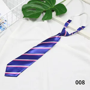 Nahaufnahme Detailansicht der blauen gestreiften JK Uniform Krawatte mit rosa Linien.