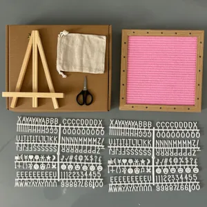 Ensemble de tableau à lettres en feutre rose avec cadre en bois, chevalet et lettres